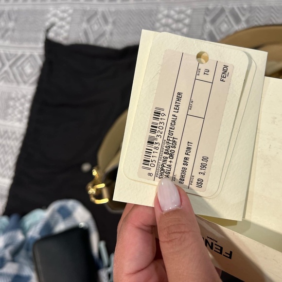 Fendi FF Classic Tote in Calfskin Leather - Picture 6 of 7